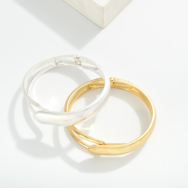 Metal Hinged Bangle Bracelet With Closure

- Approximately 2.5" D

