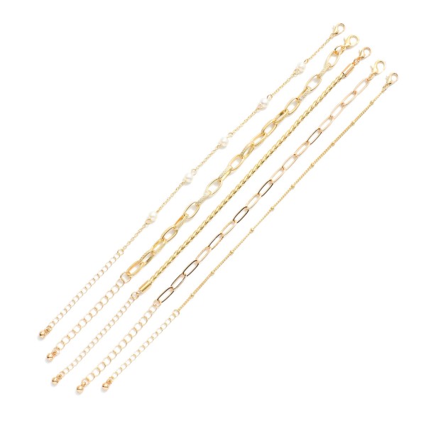 Chain Link Bracelet Featuring Pearl Details 

- Approximately 3.25" D
- Extender 2" L