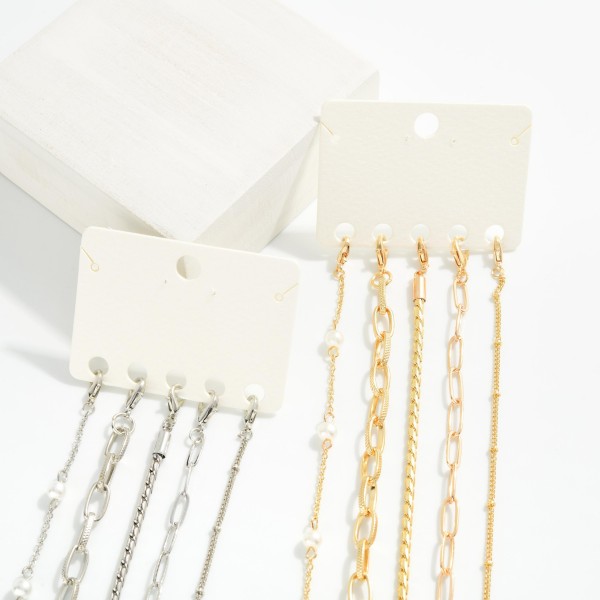 Chain Link Bracelet Featuring Pearl Details 

- Approximately 3.25" D
- Extender 2" L