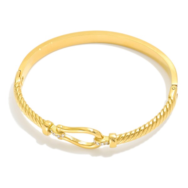 Ribbed Metal Hinged Bangle Bracelet Featuring Horse Bit Detail 

- Stainless Steel
- Water Resistant
- Approximately .5" D