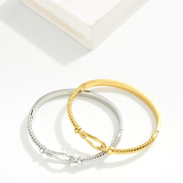 Ribbed Metal Hinged Bangle Bracelet Featuring Horse Bit Detail 

- Stainless Steel
- Water Resistant
- Approximately .5" D