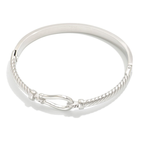 Ribbed Metal Hinged Bangle Bracelet Featuring Horse Bit Detail 

- Stainless Steel
- Water Resistant
- Approximately .5" D