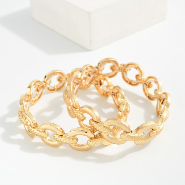 Stretch Chain Link Bracelet Featuring Ribbed Link 

- Approximately 3" D