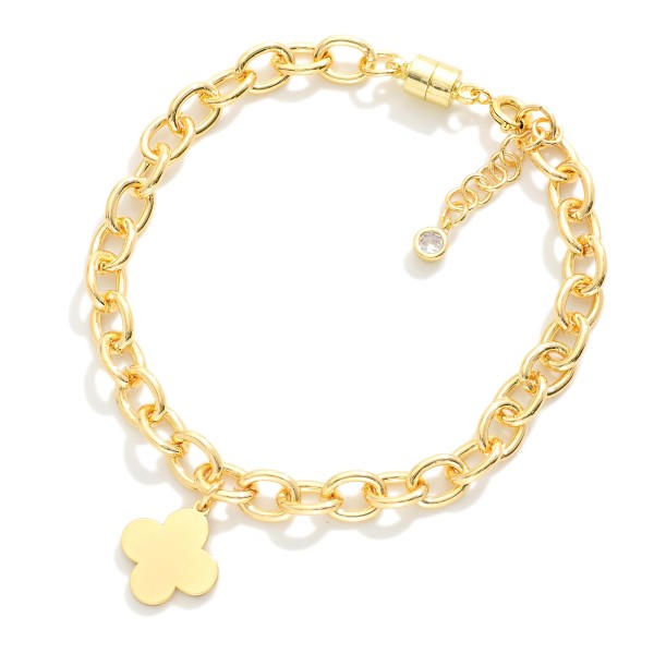 Magnetic Chain Link Bracelet Featuring Metal Tone Clover Charm

- Gold Dipped
- Approximately 2.5" D
- Extender 1" L