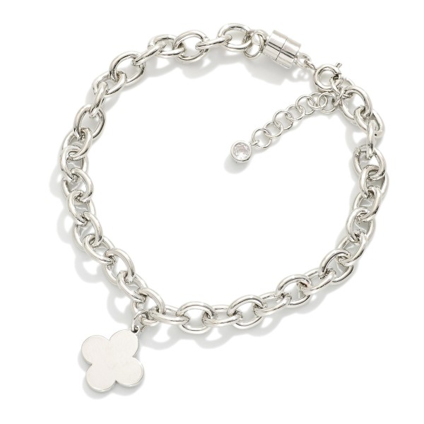 Magnetic Chain Link Bracelet Featuring Metal Tone Clover Charm

- Gold Dipped
- Approximately 2.5" D
- Extender 1" L