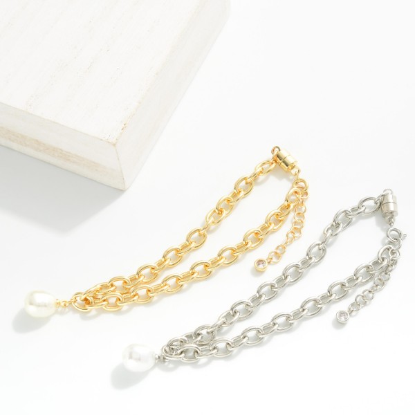 Magnetic Chain Link Bracelet Featuring Pearl Charm 

- Gold Dipped
- Approximately 3" D
- Extender 1" L