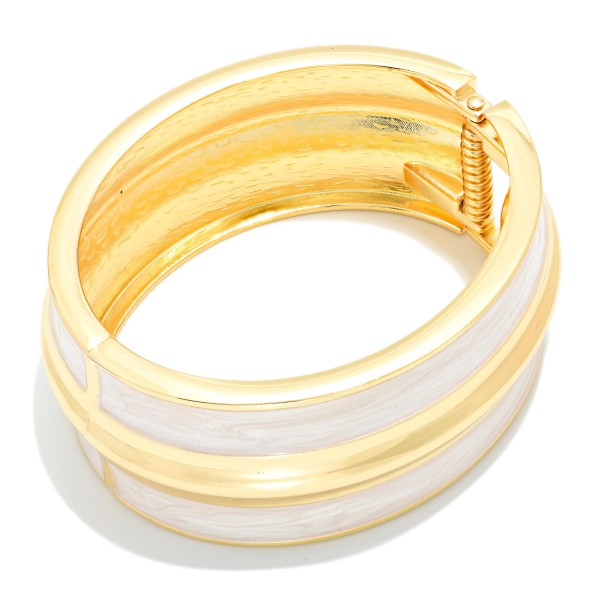 Marbled Enamel & Gold Tone Hinged Bangle Bracelet 

- Approximately 2.5" D
