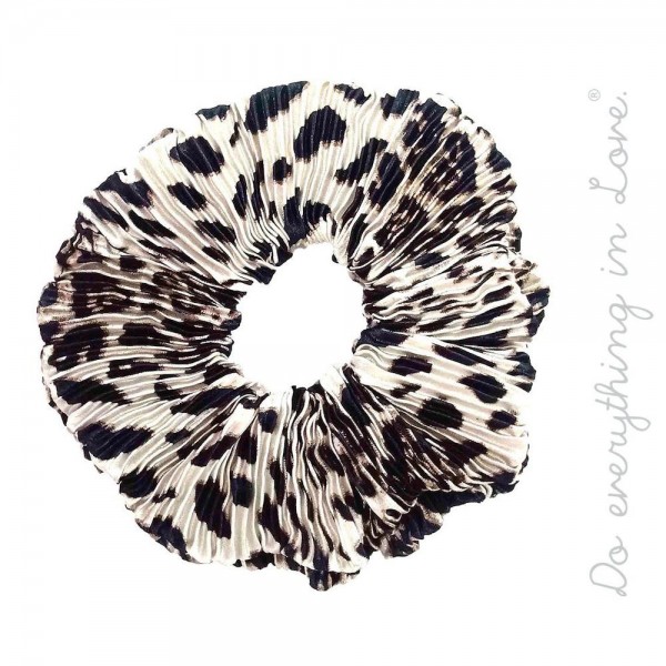 Do everything in Love brand pleated leopard print scrunchie. 

- One size 
- 100% Polyester