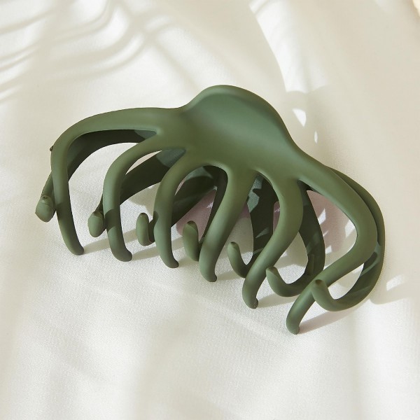 Large Wavy Solid Color Matte Hair Claw.

- Approximately 4.5" L