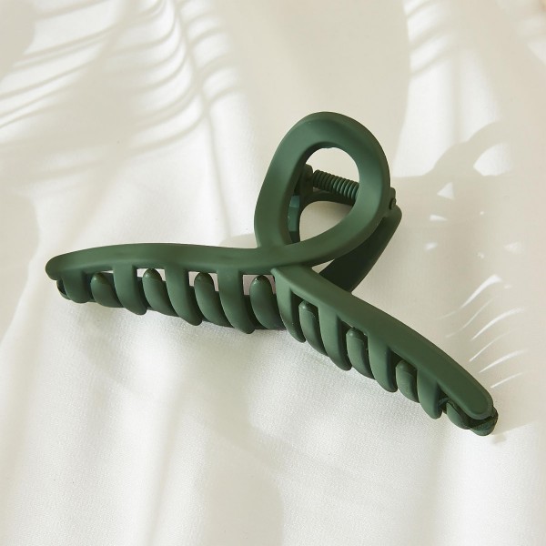 Criss Cross Solid Color Matte Hair Claw.

- Approximately 5" L