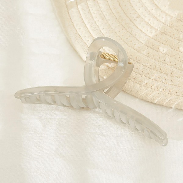 Translucent Criss Cross Hair Claw.

- Approximately 5" L