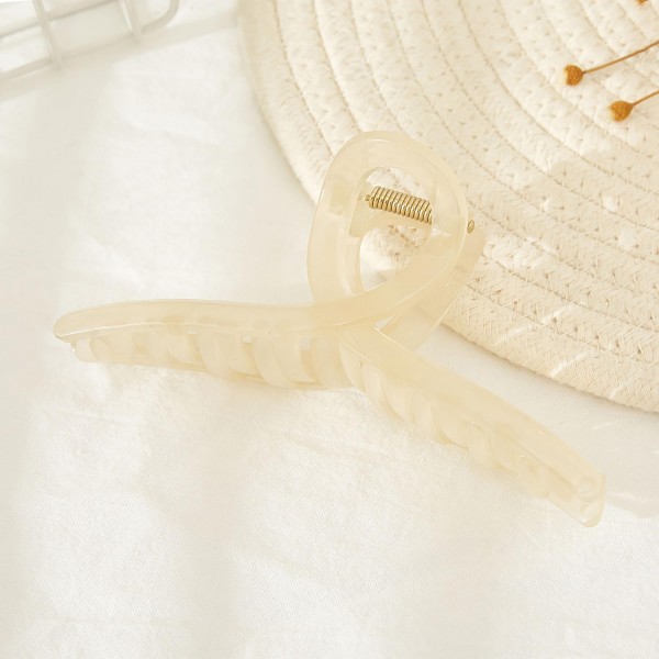 Translucent Criss Cross Hair Claw.

- Approximately 5" L