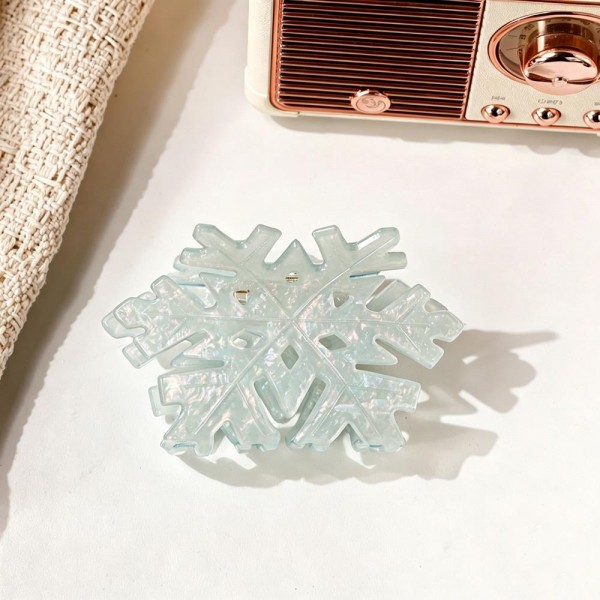 Snowflake claw clip in a frosted acrylic with an open cut silhouette and a firm spring hinge. The clear finish works with every hair color and carries from the first snow straight through January, which stretches the selling window past Christmas. Strong enough to hold a thick twist and smooth enough not to snag. A winter staple that reorders well after the holiday rush.