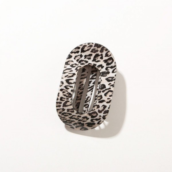 Oval hair barrette cut from marbled acrylic with a hidden snap bar that clicks closed over a half up style, a low ponytail, or a loose braid. The resin pattern shifts across the face so no two pieces look exactly alike. Smooth edges keep it from catching on fine hair and it sits flat against the head all day. Marbled barrettes read expensive on a display and move quickly at an impulse price.