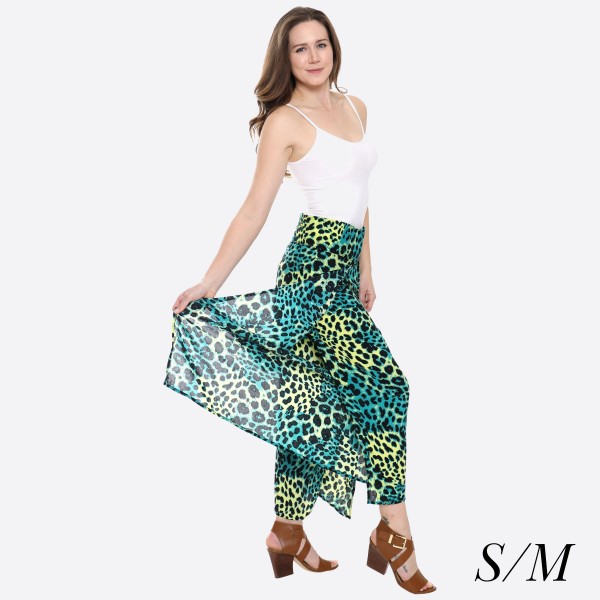 Women's Leopard Print Palazzo Pants.

- 4" Elastic Waistband
- Size: S/M
- Inseam approximately 27" L
- 100% Viscose