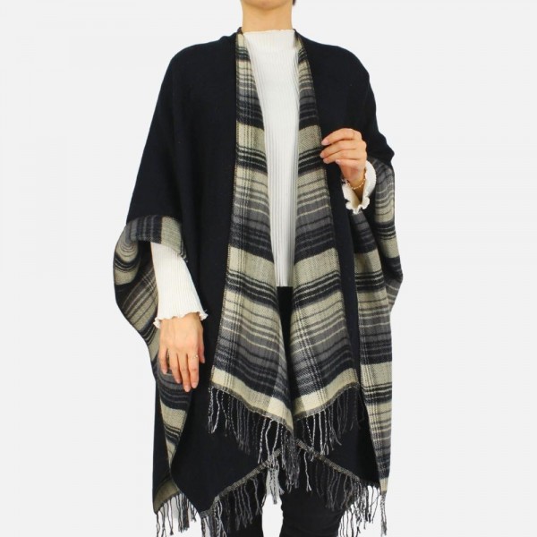 Reversible Plaid kimono featuring fringe tassels
-One size fits most
-100% Acrylic