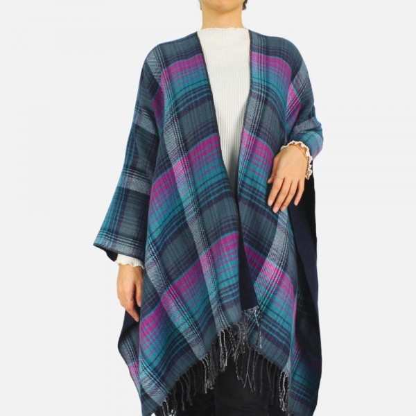 Reversible Plaid kimono featuring fringe tassels
-One size fits most
-100% Acrylic