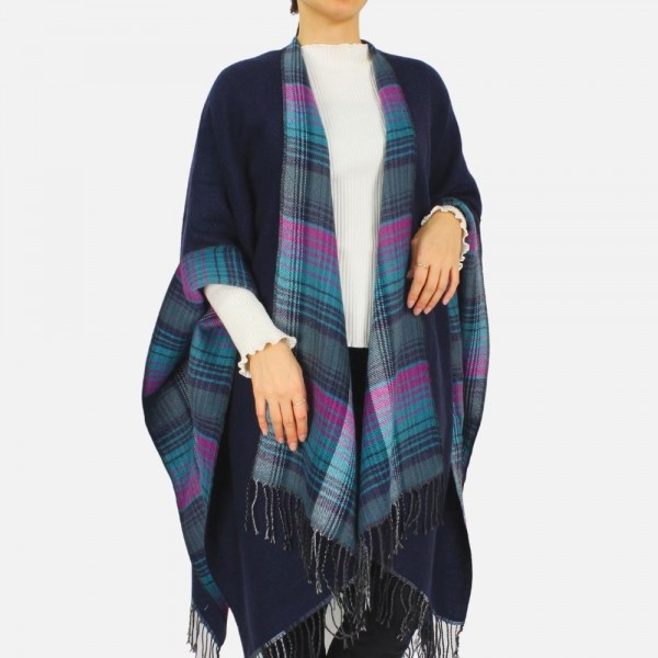Reversible Plaid kimono featuring fringe tassels
-One size fits most
-100% Acrylic