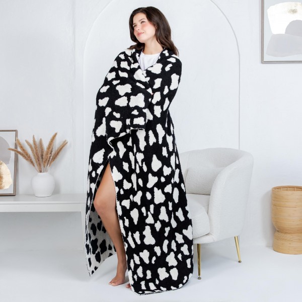 Solmere Blanket – Animal Print Blanket

Wrap yourself in pure indulgence. Our Solmere Blanket combines a fashion-forward design with an irresistibly soft hand-feel that’s as beautiful as it is cozy.

- Luxuriously Soft – Crafted from ultra-plush, high-quality fibers you’ll want to snuggle into all season long.

- Perfectly Sized – Approximately 50” W x 60” L, perfect for draping over your sofa, bed, or yourself.

- Premium Craftsmanship – 100% polyester for lasting softness, warmth, and easy care.

- Thoughtful Packaging – Each blanket is tied with a branded ribbon in a bow and includes two cards: one featuring the SOLMERE brand and another showcasing a high-quality image of the blanket’s print. Individually packaged

Once you touch it, you’ll understand why SOLMERE blankets are love at first feel.
