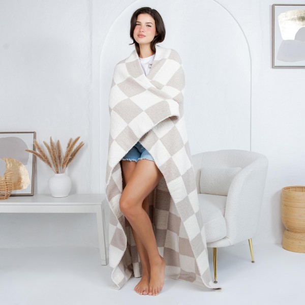 Solmere Blanket – Checkered Print Blanket

Wrap yourself in pure indulgence. Our Solmere Blanket combines a fashion-forward design with an irresistibly soft hand-feel that’s as beautiful as it is cozy.

- Luxuriously Soft – Crafted from ultra-plush, high-quality fibers you’ll want to snuggle into all season long.

- Perfectly Sized – Approximately 50” W x 60” L, perfect for draping over your sofa, bed, or yourself.

- Premium Craftsmanship – 100% polyester for lasting softness, warmth, and easy care.

- Thoughtful Packaging – Each blanket is tied with a branded ribbon in a bow and includes two cards: one featuring the SOLMERE brand and another showcasing a high-quality image of the blanket’s print. Individually packaged

Once you touch it, you’ll understand why SOLMERE blankets are love at first feel.
