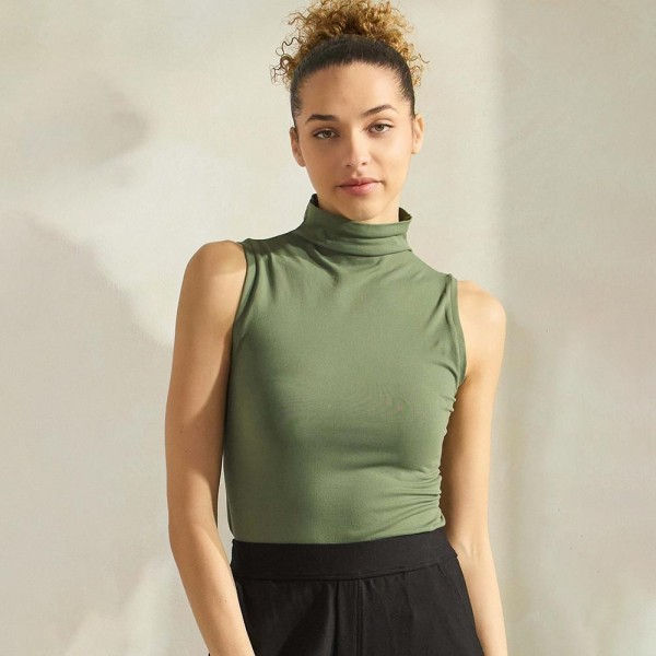Women's Mock Neck Seamless Sleeveless Tank

•Seamless Mock Neck
•Self Fabric Armhole Band
•Bra-friendly Tank
• Imported
•92% Nylon, 8% Spandex