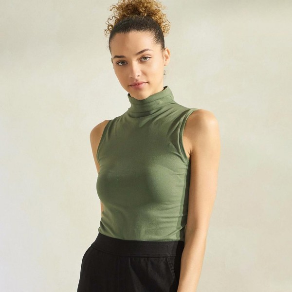 Women's Mock Neck Seamless Sleeveless Tank

•Seamless Mock Neck
•Self Fabric Armhole Band
•Bra-friendly Tank
• Imported
•92% Nylon, 8% Spandex