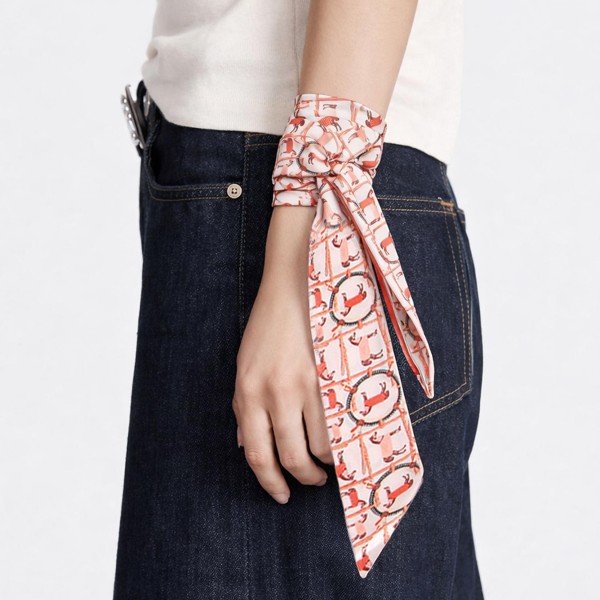 Do Everything In Love Horse & Belt Print Skinny Scarf

- Multi-Use: Scarf, Hair Bow, Bag Tie ETC
- Approximately 35" L X 2" W
- 100% Polyester