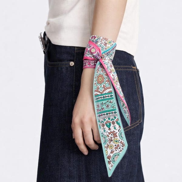 Do Everything In Love Floral Print Skinny Scarf

- Multi-Use: Scarf, Hair Bow, Bag Tie ETC
- Approximately 35" L X 2" W
- 100% Polyester
