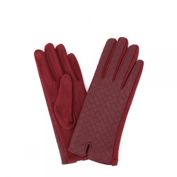 Touchscreen gloves with a quilted diamond stitch back and a soft brushed palm. Conductive fingertips let her text and scroll without pulling them off, and the slim quilted panel adds shape without weight. A fall and winter accessory for boutique register displays, tailgates, school pickup, and cold morning commutes. Quilted texting gloves are a clean everyday style that reorders all season.