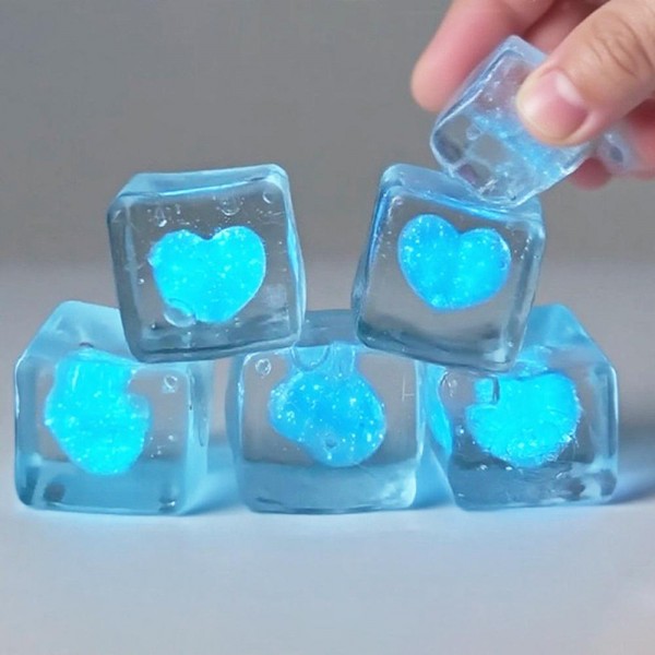Glow In The Dark Ice Cube Heart 

Novelty squishy toy styled like a heart ice cube. Perfect for gifts, impulse buys, and themed novelty displays.

- Ages 3+
- Approximately3" L