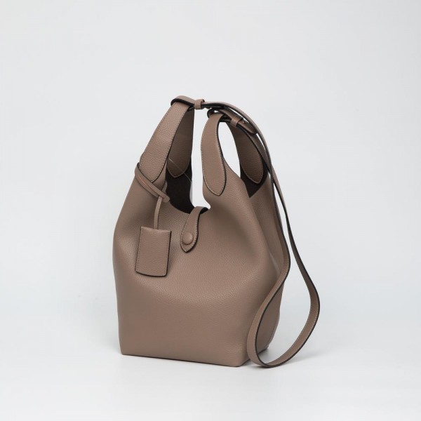 Vegan Leather Tote Bag 

- Single Handle
- Magnetic Closure
- Approximately 16" T x 15" W x 6" D
- Handle Drop 43" L
