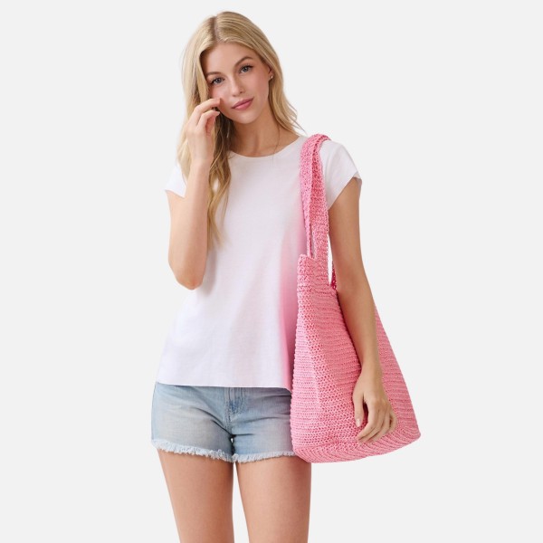 Round Bottom Woven Straw Tote Bag 

- Snap Closure
- Lined Body with Open Pocket
- Approximately 20" L X 14" T X 5.5" D
- 100% Paper