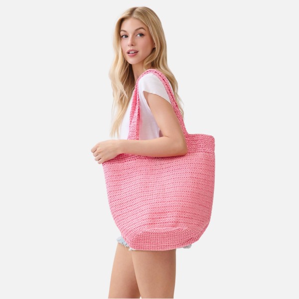 Round Bottom Woven Straw Tote Bag 

- Snap Closure
- Lined Body with Open Pocket
- Approximately 20" L X 14" T X 5.5" D
- 100% Paper