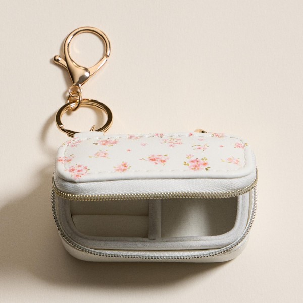Vegan Leather Flowers Print Jewelry Box Key Ring 

- Full Zip Closure 
- Earring Holder 
- 2 Ring Slots 
- Approximately 1.5" T X 3" L