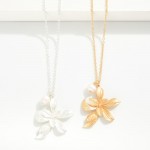 Chain Link Necklace Featuring Metal Tone Flower & Pearl Pendant 

- Approximately 16" L
- Extender 3" L 