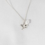 Wholesale dainty Chain Link Necklace Metal Fish Pearl Pendant L Extender L Hypoa
