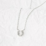 Wholesale dainty Chain Link Necklace Metal Horseshoe Pendant L Extender L Hypoal
