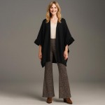 Do Everything In Love Solid Kimono 

- One Size Fits Most (0-14)
- L 31.5" x W 33.5" 
- 100% Acrylic
