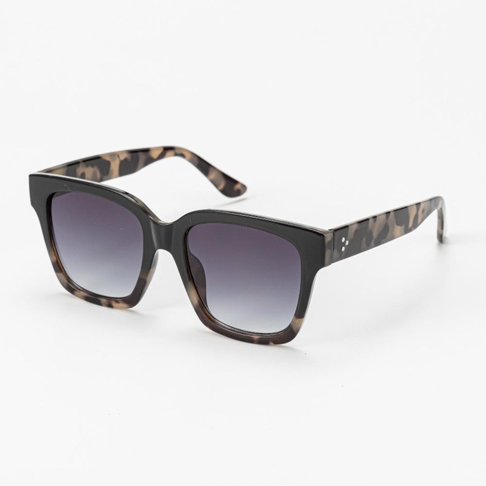 Retro Oversize Square Sunglasses - Assorted Colors - UVA - UVB 400 Protection - Anti-Scratch Lenses Material: - Face: Plastic - Legs: Plastic view 4